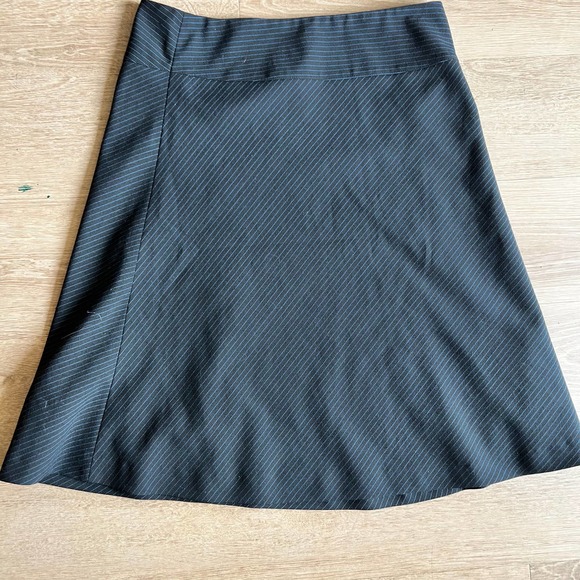 Express Design Studio Size 2 A Line Pinstriped Skirt Black & Gray - Picture 1 of 5